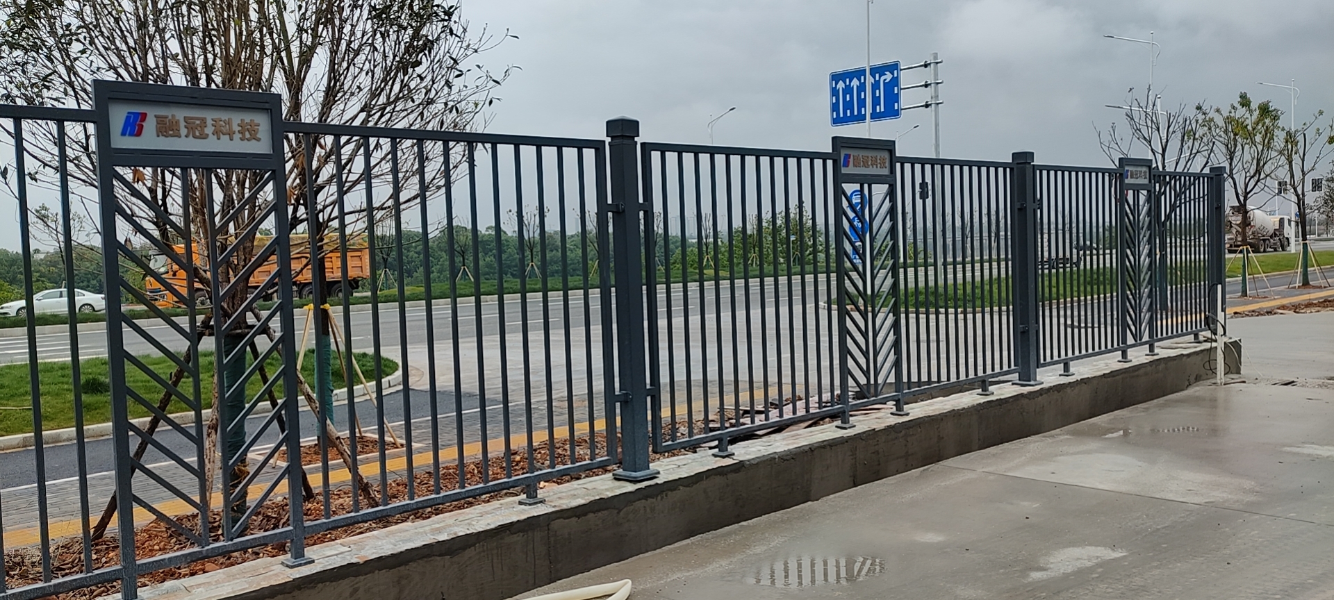 贛州某廠區(qū)鋅鋼圍欄護(hù)欄安裝完成(圖5)
